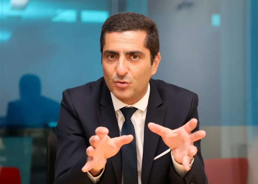 marc touati sur un plateau tv