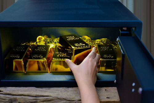 lingots et pièces d'or dans un coffre fort
