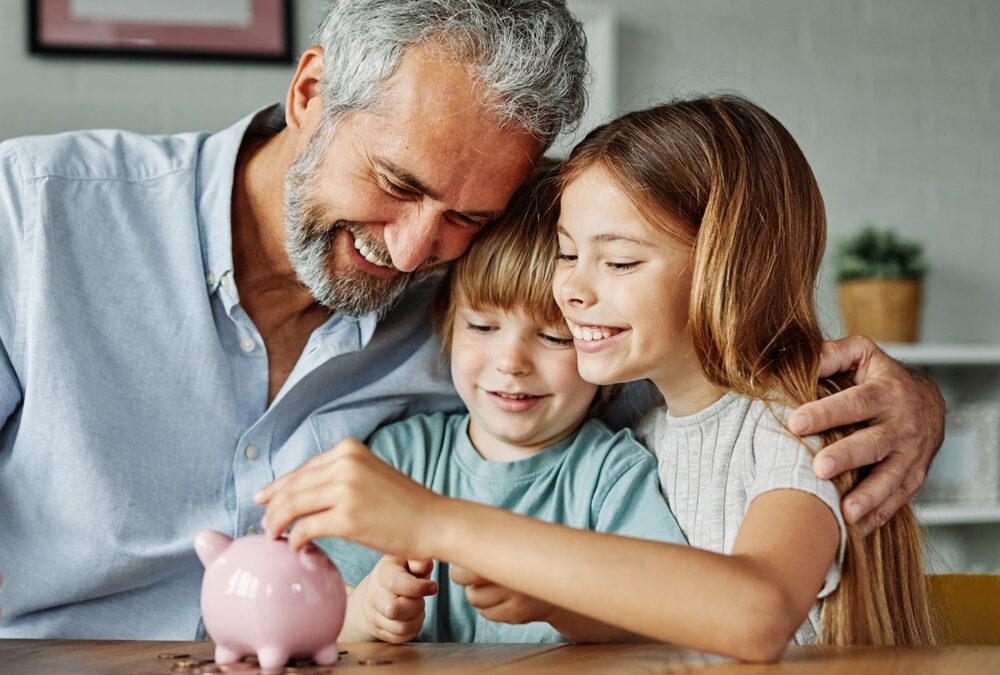 père de famille épargnant avec ses enfants