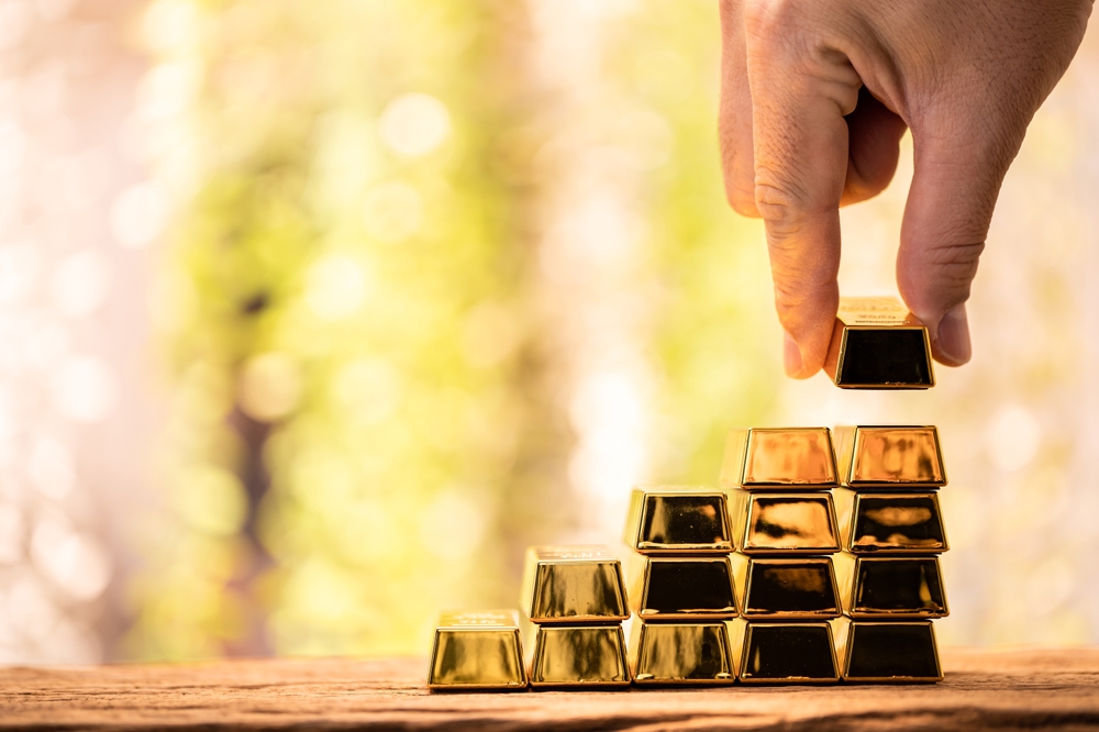 lingots d'or dans une main