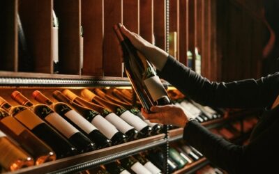 Investir dans le vin : opportunités, risques et conseils