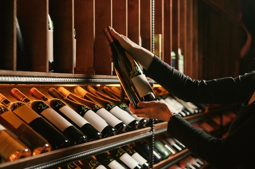bouteilles de vin dans une cave