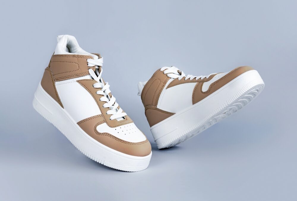 paire de sneakers marron et blanche
